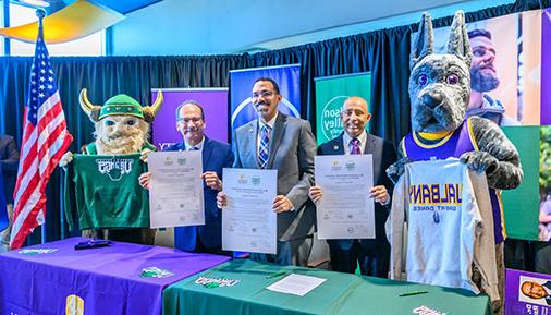 HVCC President Roger Ramsammy, SUNY Chancellor John King,奥尔巴尼大学校长Havidán Rodríguez与大丹犬达米安和维京吉祥物维克多合影